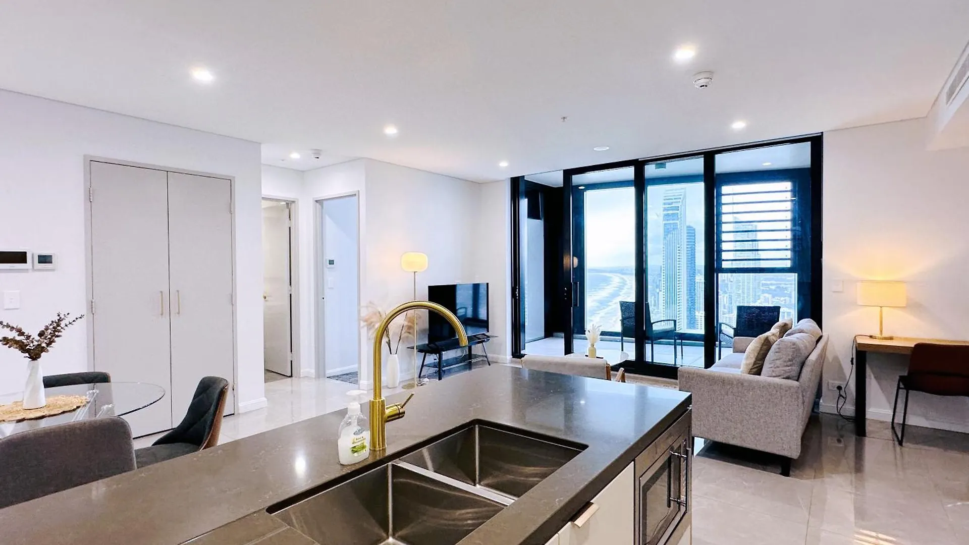 Oceanfront Serenity 2Beds Ocean View Apt Gold Coast Austrália